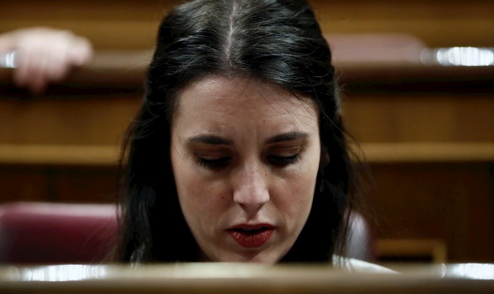 La portavoz de Podemos, Irene Montero, asiste a la tercera jornada del debate de investidura de Pedro Sánchez como presidente del Gobierno celebrada este martes en el Congreso. EFE/Mariscal