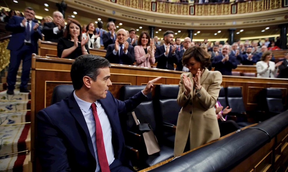 El presidente del Gobierno en funciones, Pedro Sánchez, y la vicepresidenta Carmen Calvo, al inicio de la tercera jornada del debate de su investidura como presidente del Ejecutivo de la nueva legislatura, este martes en el Congreso. EFE/Juan Carlos Hidal