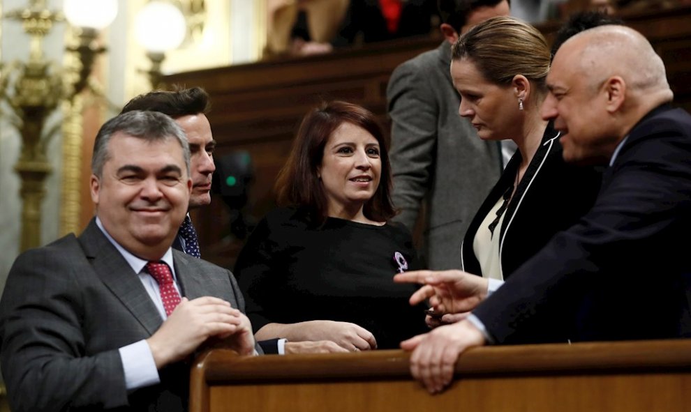 Los diputados socialistas Santos Cerdán (i), Adriana Lastra (c) y Rafael Simancas (d), asisten a la tercera jornada del debate de investidura de Pedro Sánchez como presidente del Gobierno, este martes en el Congreso. EFE/Mariscal