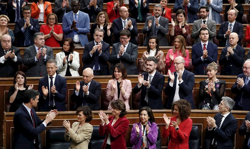 El presidente del gobierno en funciones Pedro Sánchez (i), es aplaudido por su grupo tras su intervención, este martes en el Congreso, en la tercera jornada del debate para su investidura como presidente del Gobierno.- EFE/Mariscal