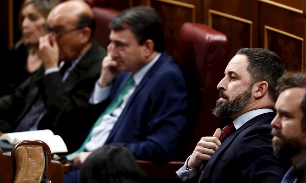 El Líder de Vox Santiago Abascal (d), y el portavoz del PNV en el Congreso Aitor Esteban (3i), este martes en el Congreso, en la tercera jornada del debate para la investidura de Pedro Sánchez como presidente del Gobierno. EFE/Mariscal