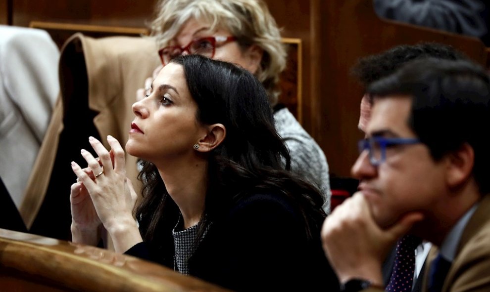 La portavoz de Ciudadanos, inés Arrimadas, este martes al Congreso donde se celebra la segunda y definitiva votación para investir presidente del Gobierno al candidato socialista, Pedro Sánchez. EFE/Mariscal