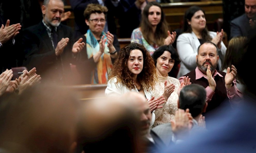 La diputada de En Comú Podem Aina Vidal, aplaudida por sus compañeros después de que Pablo iglesias agradeciera en su intervención en el Congreso su asistencia en la tercera jornada de la sesión de investidura de Pedro Sánchez a pesar de la grave enfermed