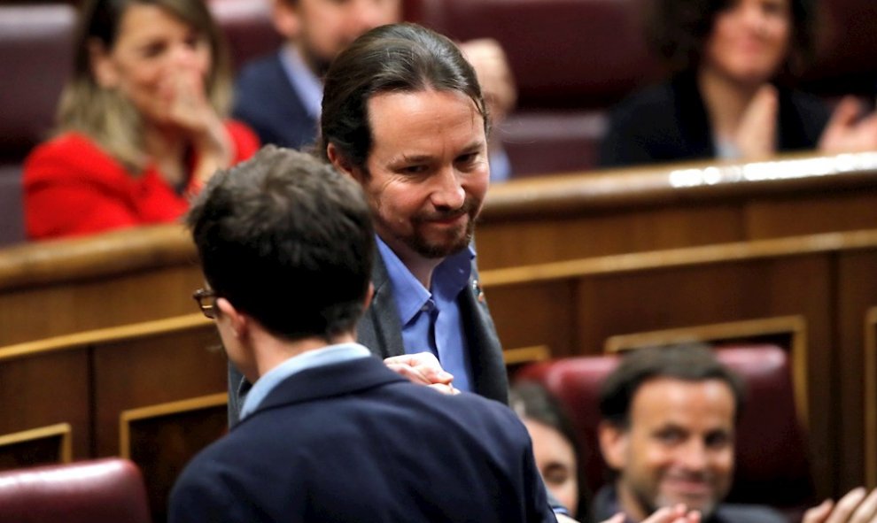 El líder de Más País, Íñigo Errejón (i), saluda al secretario general de Unidas Podemos, Pablo Iglesias (d), tras su intervención este martes en el Congreso. EFE/Juan Carlos Hidalgo