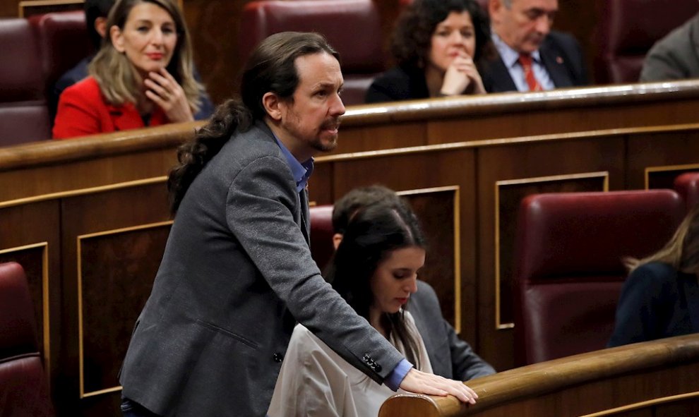 Pablo Iglesias votando afirmativamente en la segunda sesión de investidura de Pedro Sánchez./ Juan Carlos Hidalgo (EFE)