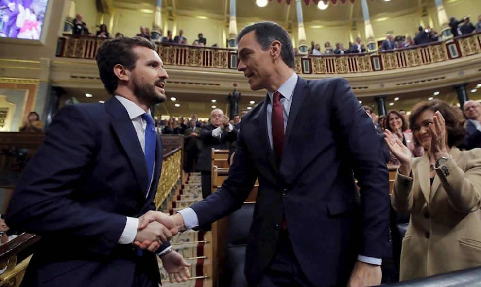 Pablo Casado felicita a Pedro Sánchez después de que el candidato socialista fuera investido por mayoría simple./ Juan Carlos Hidalgo (EFE)