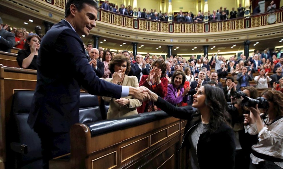 Ines Arrimadas felicita a Pedro Sánchez tras su investidura./ Juan Carlos Hidalgo (EFE)