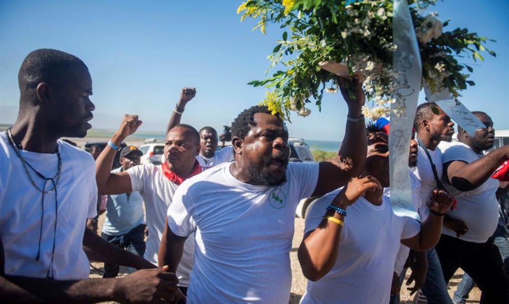 12/01/2020.- Personas protestan contra la presencia del presidente de Haití, Jovenel Moise, y altos cargos del Gobierno en la conmemoración este domingo el décimo aniversario del devastador terremoto del 12 de enero de 2010 en una ceremonia celebrada en l