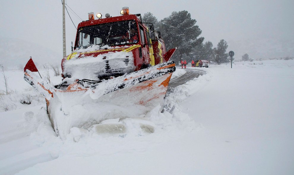 20/01/2020.- Un quitanieves pasa este lunes por los accesos al Coll d'Ares en la carretera a Vilafranca. Las comarcas del Alto Palancia, l'Alt Maestrat, Els Ports y la Tinença de Benifassà han amanecido cubiertas de nieve por la borrasca Gloria. EFE/ Dome