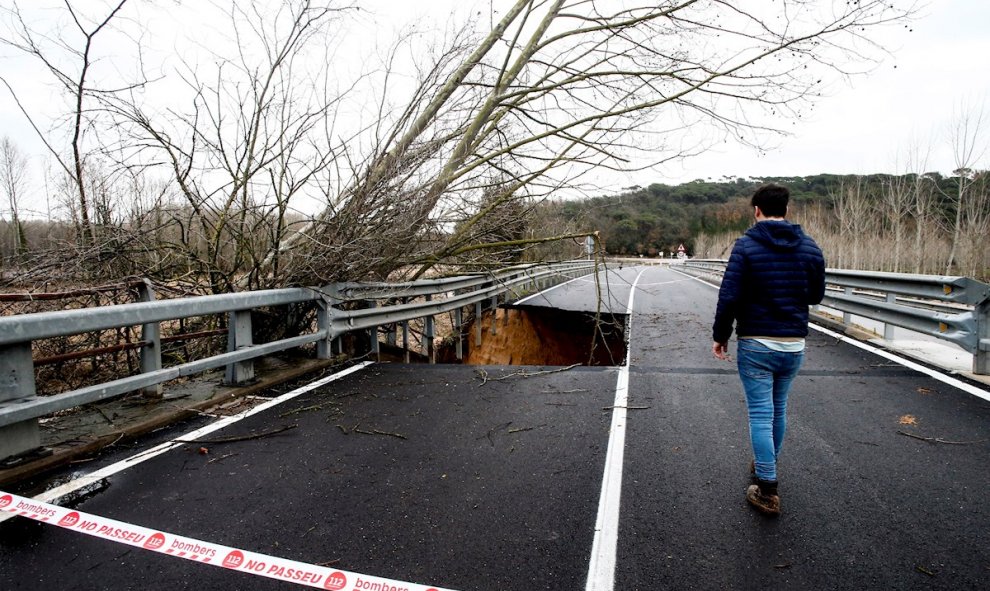 23/01/2020- La carretera C-35 a su paso por el Pont de Ferro en Hostalric (Barcelona)  permanece cortada debido a un enorme socavón producido por los efectos del temporal. / EFE - QUIQUE GARCÍA