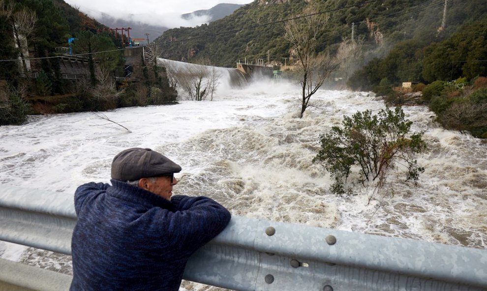 23/01/2020- Un hombre mira el río Ter, a su paso por la presa del Pasteral en el municipio de La Cellera de Ter (Girona) tras la borrasca Gloria. / EFE - DAVID BORRAT