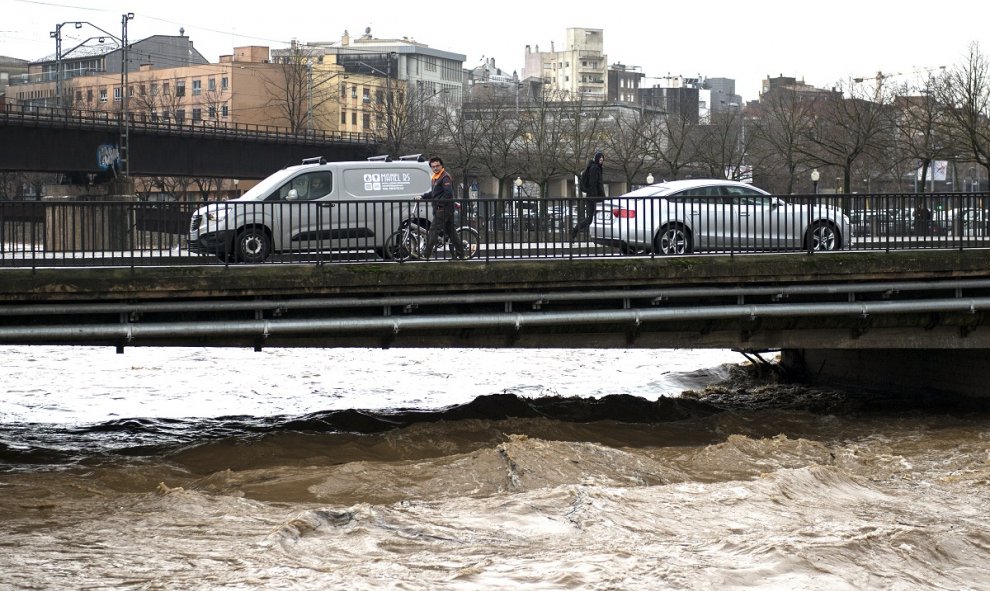 23/01/2020 - El río Onyar a punto de desbordarse, debido a las fuertes lluvias que ha dejado la borrasca Gloria. / EUROPA PRESS - GLÒRIA SÁNCHEZ