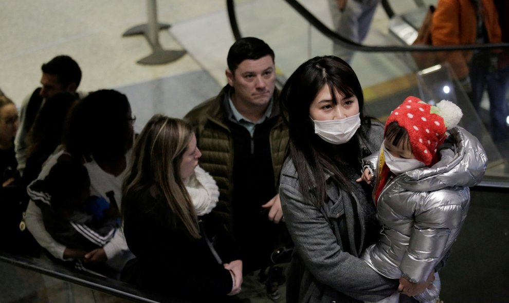 Pasajeros provenientes de china portan mascarillas en el aeropuerto de Seattle. REUTERS