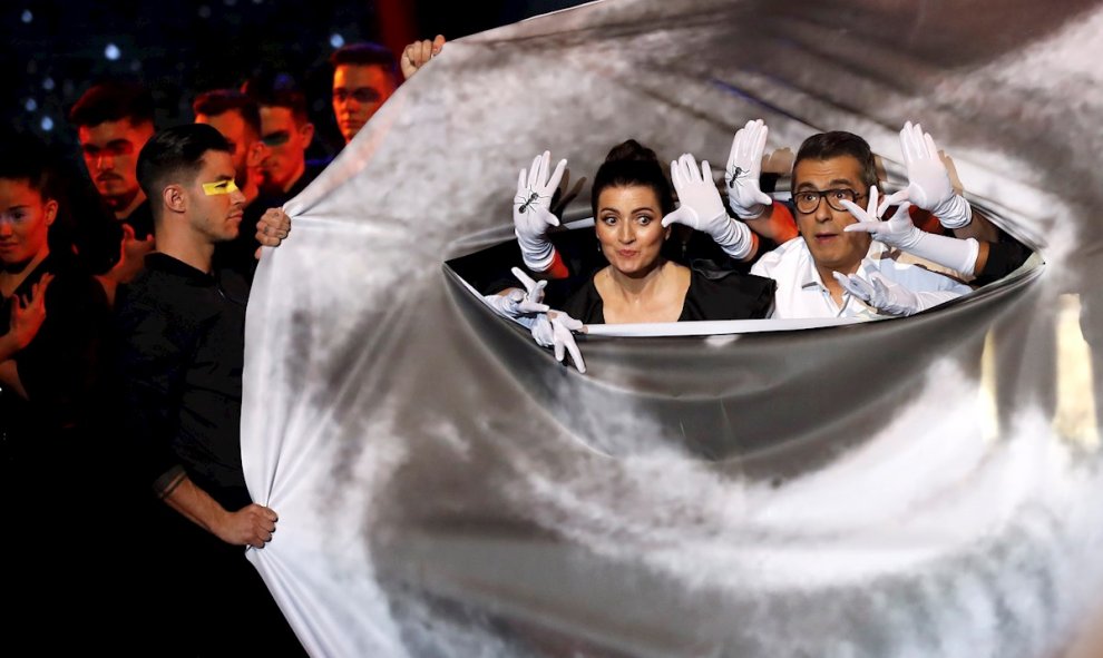 25/01/2020.- Los presentadores Silvia Abril y Andreu Buenafuente durante la gala de entrega de los Premios Goya 2020 que se celebra esta noche en el Palacio de los Deportes José María Martín Carpena, en Málaga. EFE/Chema Moya.