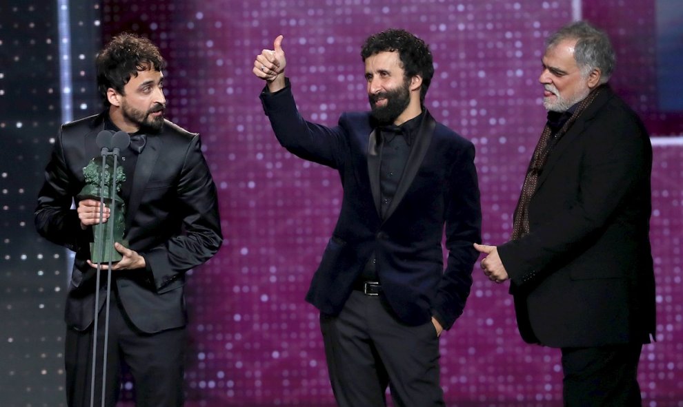 25/01/2020.- Los guionistas (i-d) Daniel Remón, Pablo Remón y Benito Zambrano, tras recibir el premio a "Mejor Guión Adaptado" por su trabajo en "Interperie", durante la gala de entrega de los Premios Goya 2020 que se celebra hoy sábado en el Palacio de l