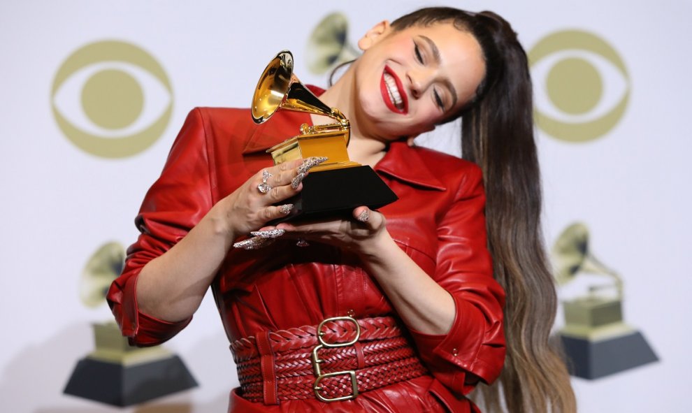 26.01.2020 Rosalía posa entre bastidores con su premio al Mejor Álbum de Rock Latino, Urbano o Alternativo por "El Mal Querer". REUTERS / Monica Almeida