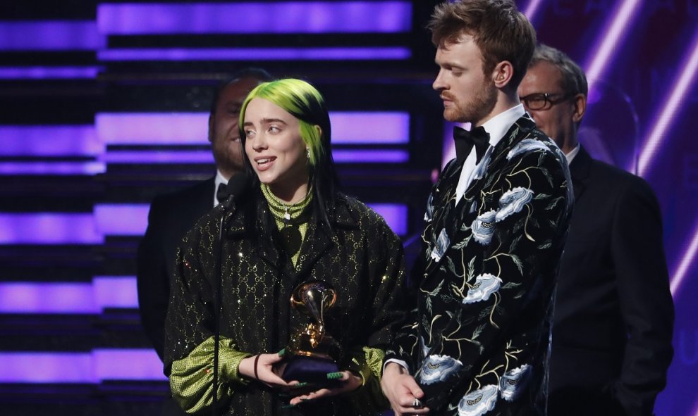 26.01.2020 - Billie Eilish y Finneas O'Connor aceptan el premio al Álbum del Año por "When We All Fall Asleep, Where Do We Go?" REUTERS / Mario Anzuoni