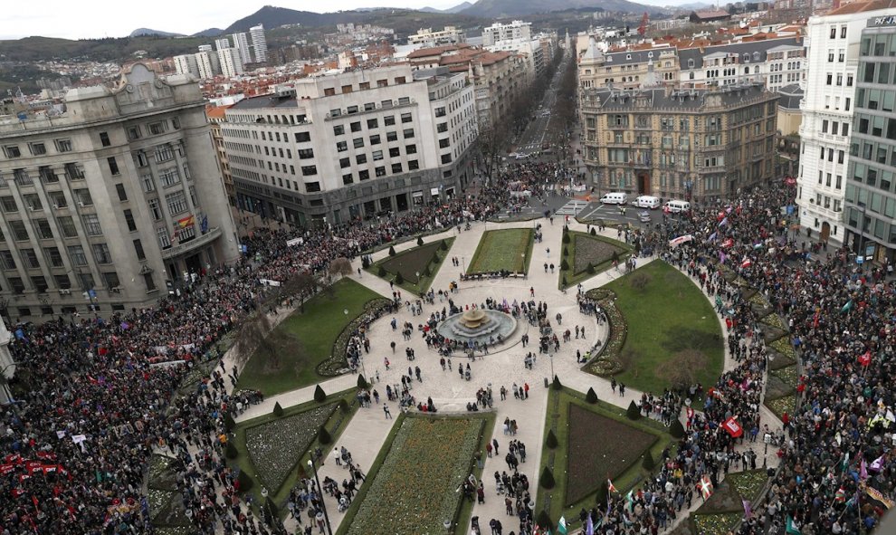 Huelguistas se encuentran en la plaza Moyua de la capital vizcaína para seguir en la manifestación este jueves con motivo de la huelga general | EFE