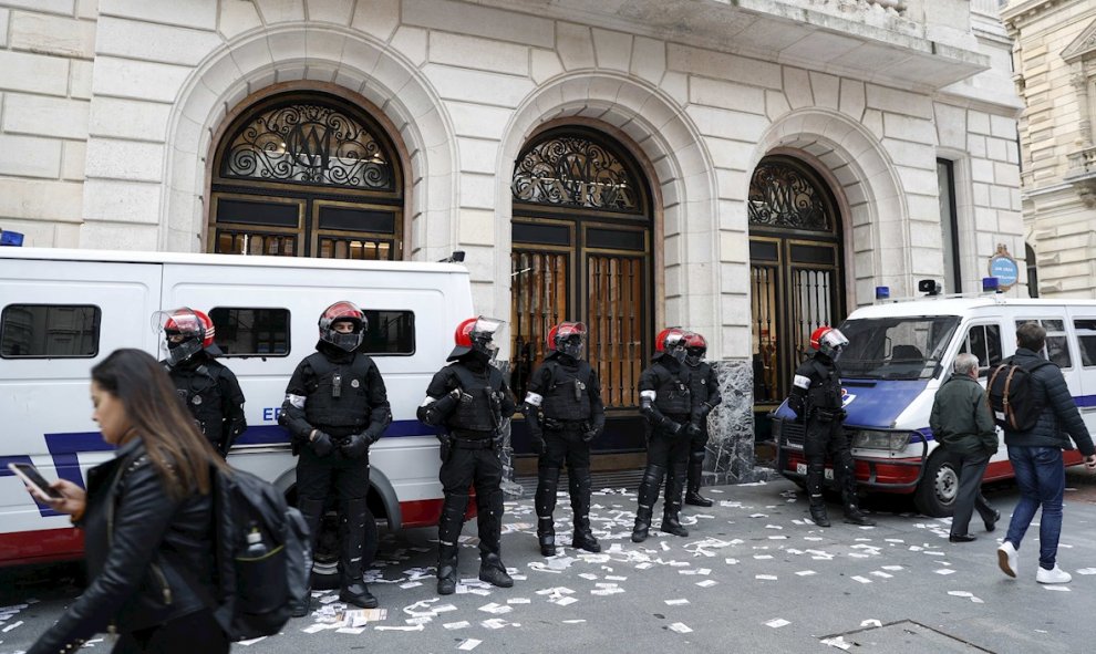 Ertzainas protegen un comercio este jueves en Bilbao | EFE