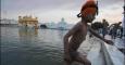 Un niño sale del estanque del Templo Dorado, en Amritsar.