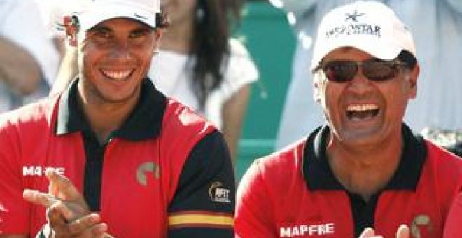 Toni Nadal junto a Rafa en una eliminatoria de España de Copa Davis.