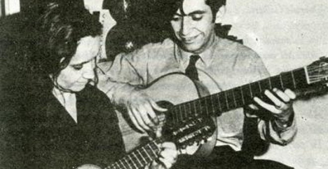 Ángel, con su madre, la cantautora Violeta Parra.