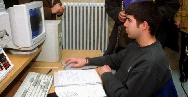 Un joven trabajador frente a un ordenador en Pamplona.