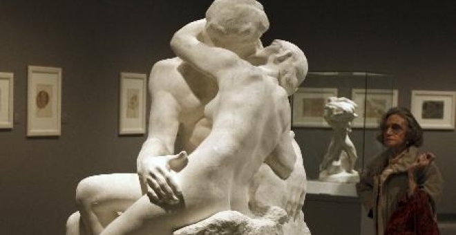 "El beso", una de las más de 30 esculturas y 90 dibujos pertenecientes al Museo Rodin de París que pueden contemplarse en la exposición "Rodin. El cuerpo desnudo", que se presentó hoy en la Fundación Mapfre en Madrid.