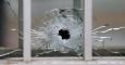 El impacto de una bala en una de las ventanas de las oficinas del semanario satírico francés 'Charlie Hebdo'. REUTERS/Jacky Naegelen