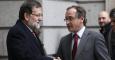 El presidente del Gobierno, Mariano Rajoy, saluda al ministro de Sanidad, Alfonso Alonso, este miércoles en el Congreso./ EFE