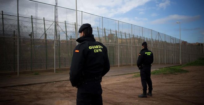 Dos agentes de la Guardia Civil junto a la valla de Melilla. - JAIRO VARGAS