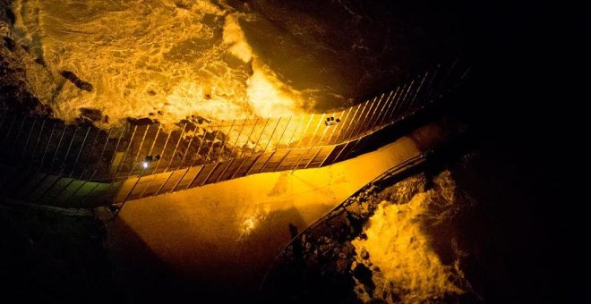 Imagen nocturna de la frontera junto al mar. - JAIRO VARGAS