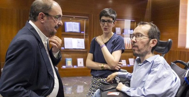 Los candidatos de PSOE y Podemos a la Presidencia de Aragón, Javier Lambán y Pablo Echenique, respectivamente, conversan tras la reunión que han mantenido para avanzar en las negociaciones de cara a la investidura del presidente de Aragón. EFE/Javier Cebo