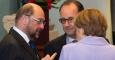 La canciller Angela Merkel y el presidente francés conversan con el presidente del Eurogrupo, Martin Schulz, durante la cumbre de Bruselas. REUTERS/Philippe Wojazer