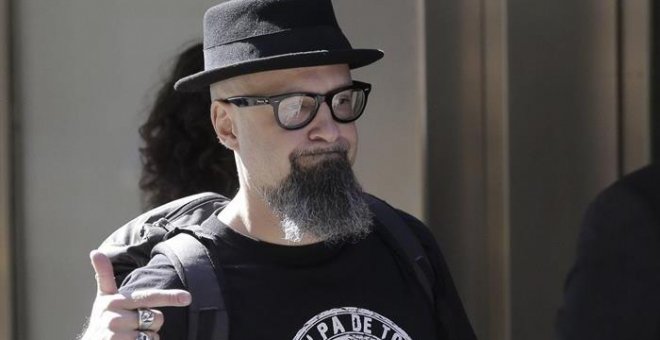 El líder de Def Con Dos, César Montaña Lehmann, César Strawberry, a su salida hoy de la Audiencia Nacional tras declarar ante el juez José de la Mata imputado por un delito de enaltecimiento del terrorismo por unos tuits ofensivos con las víctimas. EFE/Em