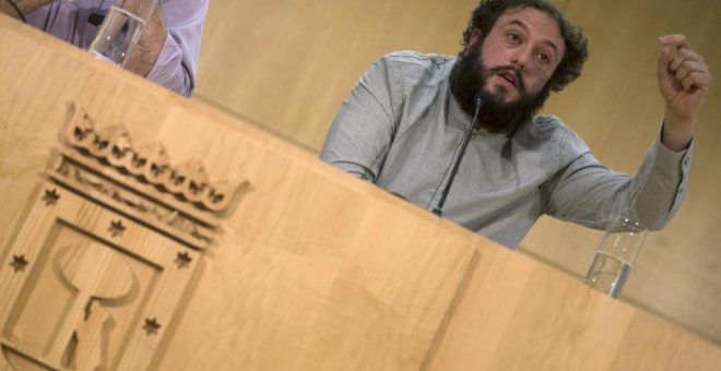 El concejal Guillermo Zapata cuando anunció su dimisión como concejal de Cultura del Ayuntamiento de Madrid. /EFE