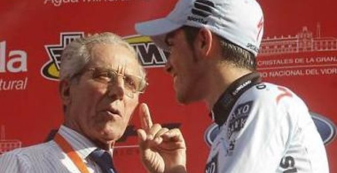 Bahamontes charla con Contador en el podio de unos campeonatos de España.