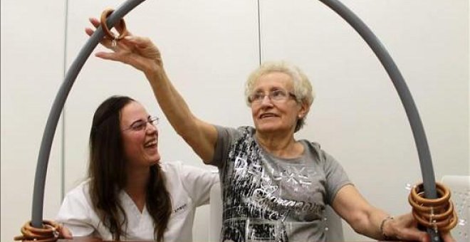 Una paciente con Alzhéimer, realiza terapia ocupacional. EFE/Archivo