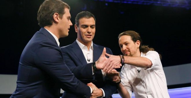 Los candidatos a la Presidencia del Gobierno de Ciudadanos, Albert Rivera (i); PSOE, Pedro Sánchez (c); y Podemos, Pablo Iglesias (d), se saludan a su llegada al debate digital organizado por el periódico El País, esta tarde en Madrid. EFE/ JuanJo Martín