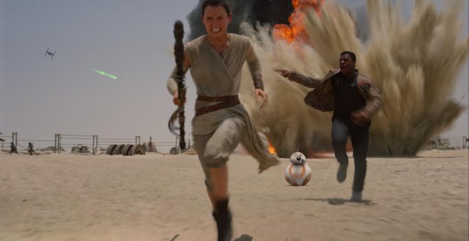 Rey se reúne con Finn y el droide BB-8, y se embarcan en un intenso viaje para encontrar al guerrero más poderoso de la galaxia. /DISNEY