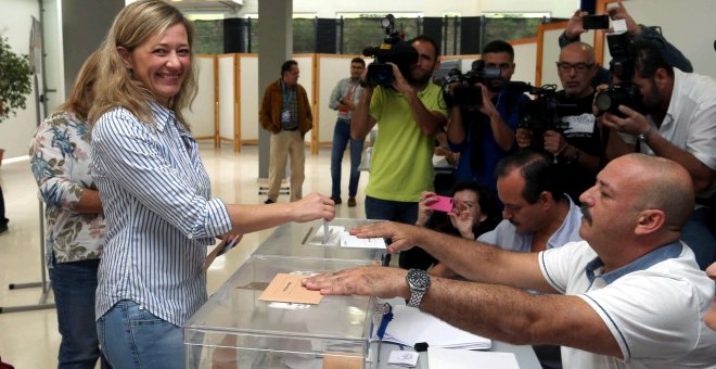 La cabeza de lista de Podemos por la provincia de Las Palmas, Victoria Rosell, prepara sus sobres con las papeletas en la mesa electoral donde hoy ejerció su derecho al voto. EFE/Elvira Urquijo A.