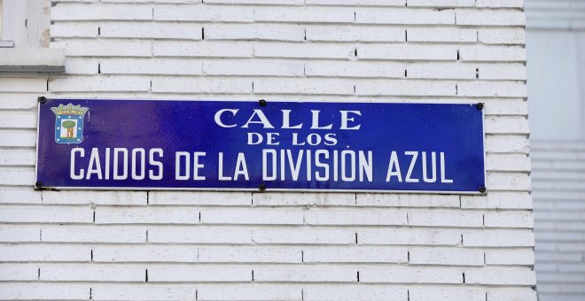 Placa identificativa de la calle Caídos de la División Azul de Madrid que cambiará su nombre en los próximos seis meses. EFE/Zipi