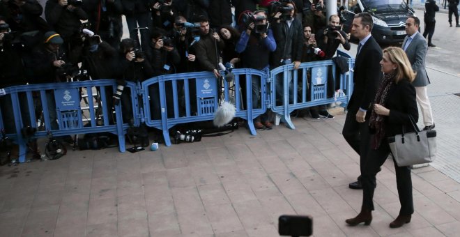 La infanta Cristina de Borbón y su marido Iñaki Urdangarin, a su llegada a la primera sesión del juicio por el caso Nóos. REUTERS/Enrique Calvo