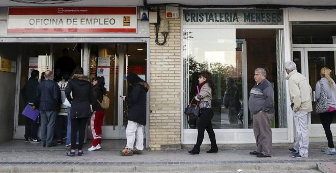 La tasa de paro descenderá hasta el 19,5% en 2016, desde el 21,18% actual, y caerá dos décimas adicionales en 2017, hasta el 19,3%.- EUROPA PRESS