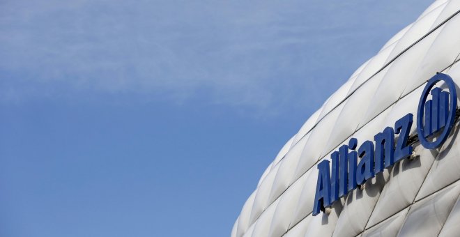 El logo de la aseguradora Allianz, en el campo de fútbol donde juega del Bayern de Munich, que patrocina y se llama Allianz Arena. REUTERS/Michaela Rehle