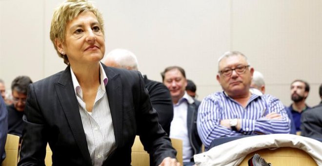 La exalcaldesa de La Muela (Zaragoza), María Victoria Pinilla, espera el inicio de la última sesión del juicio. /EFE