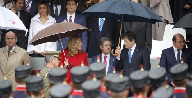 El presidente de Cantabria, Miguel Ángel Revilla (2d), junto al presidente de Asturias, Javier Fernández (2i), la presidenta andaluza, Susana Díaz (i), y el presidente murciano, Pedro Antonio Sánchez (d), durante el desfile militar que han presidido los R