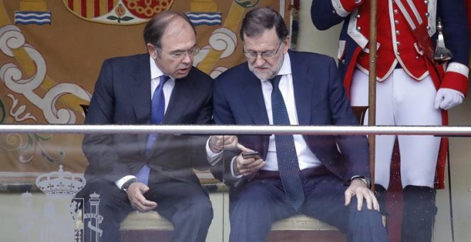 El presidente del Gobierno en funciones, Mariano Rajoy, y el presidente del Senado, Pío García-Escudero. - EFE