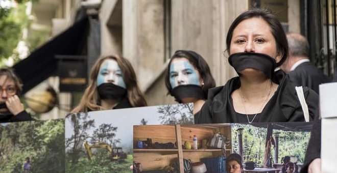 Activistas de Alianza por la Solidaridad y Amigos de la Tierra, frente a la embajada de Guatemala en Madrid / Sara Plaza