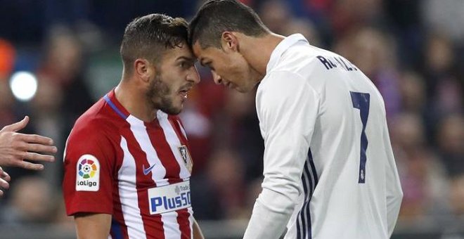 El portugués Cristiano Ronaldo (d), del Real Madrid, se encara con Koke Resurreción, del Atlético de Madrid. /EFE